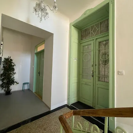 Vintage Center Apartment *
